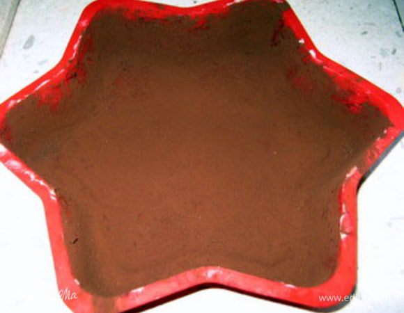 Форму для выпечки в форме звезды (24 см от луча до луча по внутреннему краю) смазать сливочным маслом и обсыпать какао или несквиком. Мукой обсыпать не стоит,потому что в этом случае готовый тор будет белёсый. Лучше всего подходит несквик, потому что он имеет цвет готового торта.