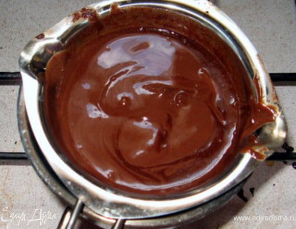 Приготовить мусс. Растопить на водяной бане шоколад со сливочным маслом.
