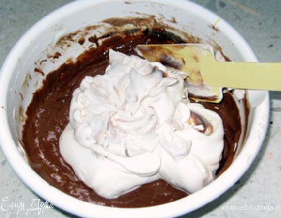 Остудить. В остывшую шоколаднаю массу ввести 2 желтка и взбитые с сахаром до густоты белки.
Взбить сливки и тоже ввести их в шоколадную массу.
