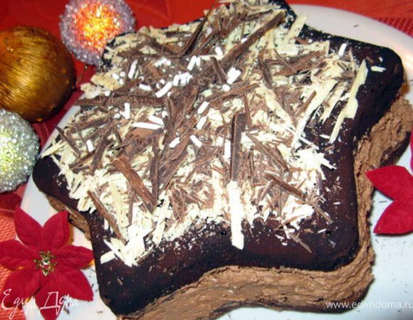 Накрыть второй частью звезды и украсить по вкусу. Я нарезала большим  кухонным ножом шоколад комнатной температуры на стружку. Стружку поставила в холидильник минут на 15, чтоб она застыла. Выложила на торт сначала стружку из белого шоколада, а затем из молочного.
