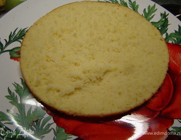 Замесить тесто и разделить его на 2 части. Выпекать каждый корж по 30 минут при 170С. После того, как коржи готовы, остудите их и разрежьте каждый вдоль. 
*Бисквиты получились невероятно нежные и воздушные