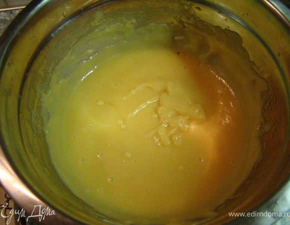 Для крема смешайте сахар, лимонный сок, цедру и яйца и поставьте на водяную баню. Помешивайте, когда масса начнется нагреваться, добавьте масло и хорошо размешайте. Держите до загустения. 
*Я еще добавила жидкую карамель