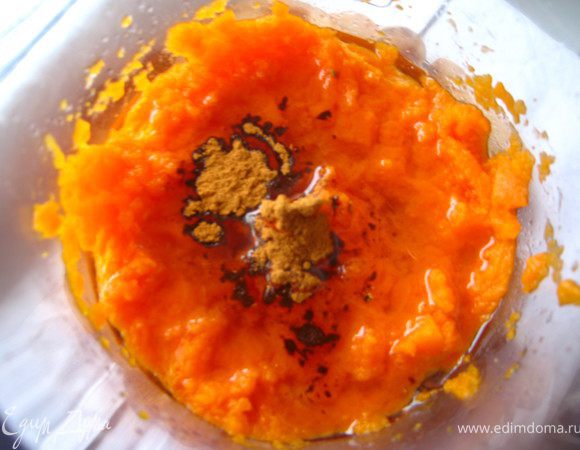 Тыкву запечь в духовке или потушить в кастрюльке(+2ст.л.воды)до мягкости.Остудить и пробить блендером в пюре. Добавить растительное масло и корицу. 