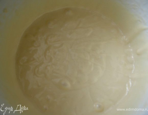 Яйца взбить с сахаром в густую пену и смешать с мукой.  