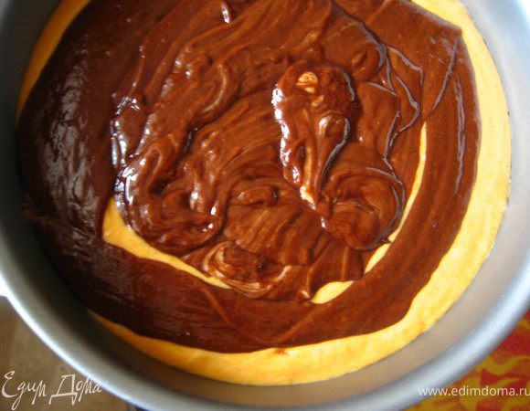 Дно формы выстелить бумагой для выпечки. Вылить тыквенную смесь, сверху шоколадную. 