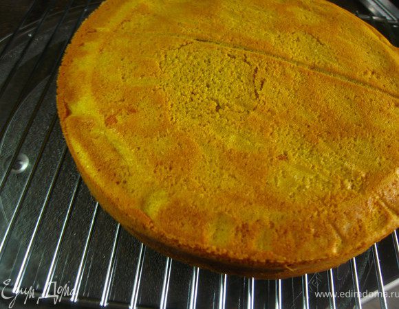 Достать из духовки, перевернуть на решетку. Оставить до полного остывания при комнатной температуре. 