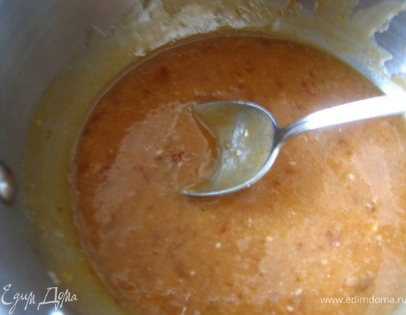 Ганаш: абрикосовый джем смешать с белым шоколадом и довести на огне до однородной массы. 
