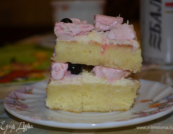 Готовим бисквит. Яйца взбиваем с сахаром, до увеличения в объёме, добавляем муку и еще раз взбить. Выпекать при 180 гр 30-40 мин.
Готовим маскарпоне. Сливки взбиваем с сахарной пудрой, затем добавить творог и еще раз взбить.
Готовим пропитку. Доводим воду до кипения, добавляем сахар, мешаем до растворения. Остудить и добавить коньяк.
Корж разрезать на 2 части, пропитать, смазать маскарпоне, уложить порезанный зефир и фрукты, накрыть вторым коржом, и тоже самое. дать настояться в холодильнике 5-6 часов.