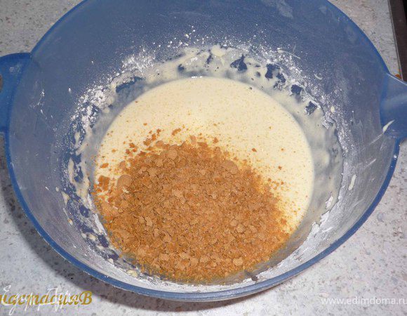 Отделить желтки от белков. Белки взбить с 3ст.л. холодной воды, при этом постепнно добавляя 75г сахара и 1 пакетик ванильного сахара. Затем по одному добавить желтки. 

Муку, крахмал и разрыхлитель перемешать и добавить к тесту. Амареттини скалкой раскрошить и тоже добавить в тесто, перемешать.