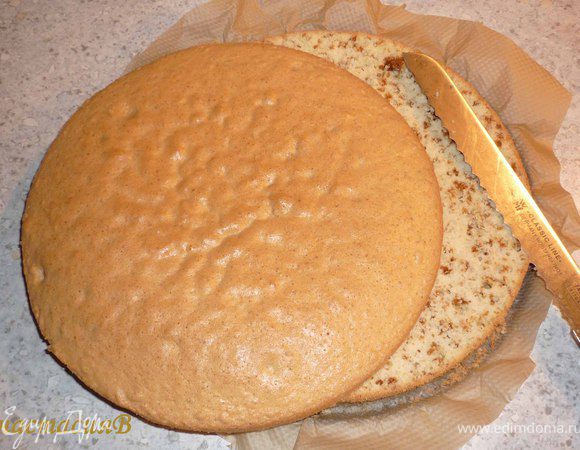 Разогреть духовку до 175°C. Дно разъемной формы (24-26см) выложить бумагой для запекания, выложить тесто и запечь в течение 30 минут. Бисквит остудить в форме. 

Извлекаем бисквит из формы, разрезаем на 2 части.