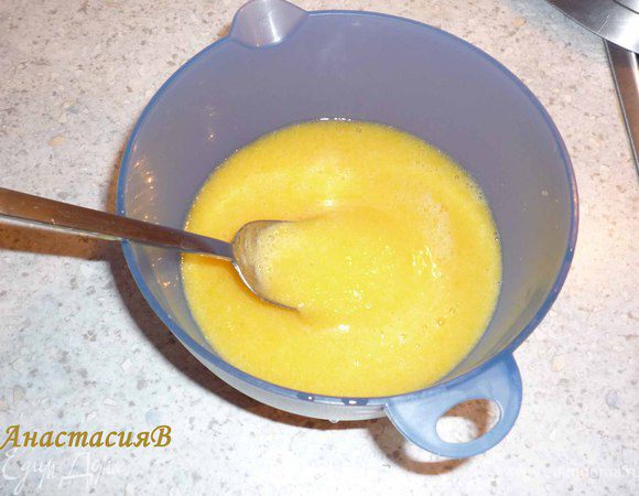 Замочить 5 и 7 пластинок желатина отдельно. Персики и 100мл сока из банки доводим до пюреобразного состояния с помощью ручного блендера. 5 пластинок желатина 

растопить на медленном огне, добавить лимонный сок и перемешать с персиковой массой. Поставить в холодильник минут на 20.