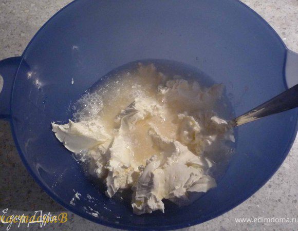 Тем временем маскарпоне, 100г сахара и просекко хорошо перемешать. 7 пластинок желатина растопить на медленном огне, добавить пару ложек крема, затем смешать 

желатин с основным кремом. Поставить в холодильник.