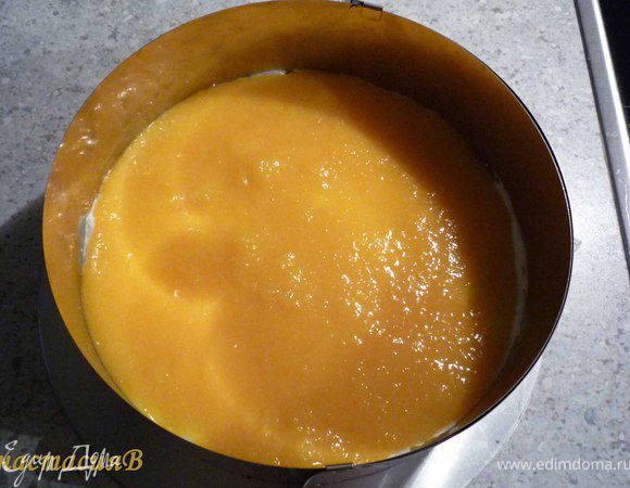 Выкладываем половину сливочного крема, затем персиковую массу и сверху вторую половину крема. Вилкой мраморируем (то есть аккуратно смешиваем персиковый слой 

с верхним слоем).