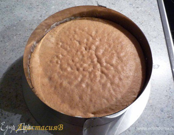 Выкладывем сверху бисквит и ставим на ночь в холодильник.