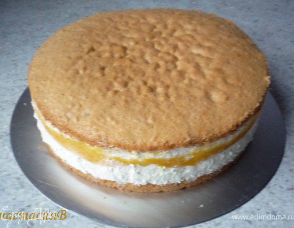 Извлекаем торт из формы.