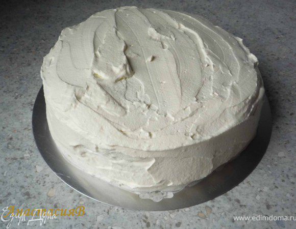 Взбиваем 350мл сливок и пакетик ванильного сахара. Треть выкладываем в кондитерский мешок к насадкой в виде звезды, а оставшуюся часть наносим на торт.