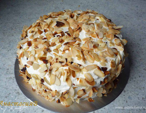 Посыпаем торт миндалем.