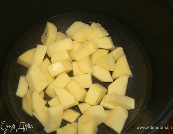 Порезать картофель кубиками и отварить в 500 мл воды