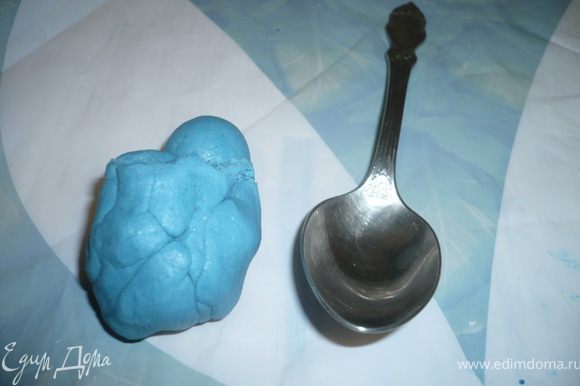 приготовить мастику из маршмеллоу по рецепту Оксанки http://www.edimdoma.ru/recipes/26946и оскрасить ее в синий цвет