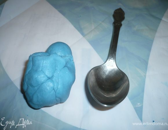приготовить мастику из маршмеллоу по рецепту Оксанки http://www.edimdoma.ru/recipes/26946и оскрасить ее в синий цвет