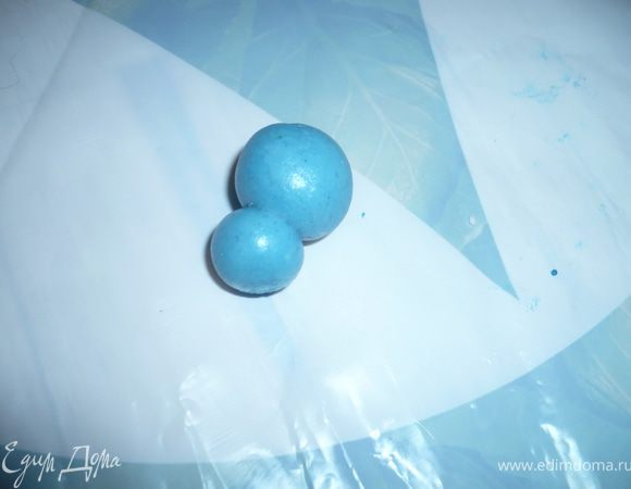 скатать 2 шарика разного диаметра для головы дракона - тот, что поменьше голова, побольше челюсть. Прелепить их друг к другу