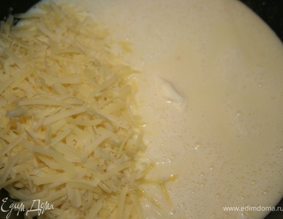 После того как сыр полностью расплавится, взбить суп погружным блендером. Затем добавить в него оставшийся сыр и снова помешивать до полного расплавления. 