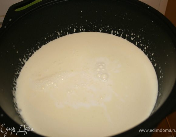 Влить сливки, затем молоко, посолить поперчить. И варить помешивая еще минут 5.