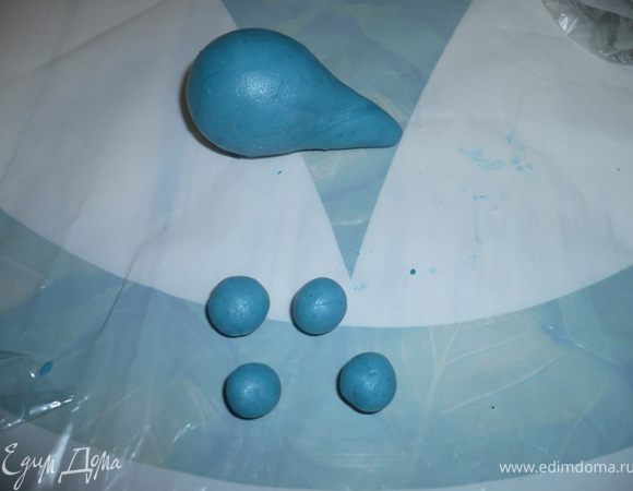 делаем ноги из 4 шариков и крепим к туловищу