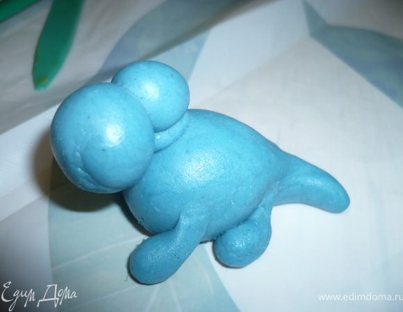 крепим голову и готовим много маленьких шариков для гребня дракона