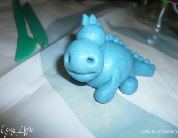 спичкой формируем ноздри и прорезаем рот дракоше