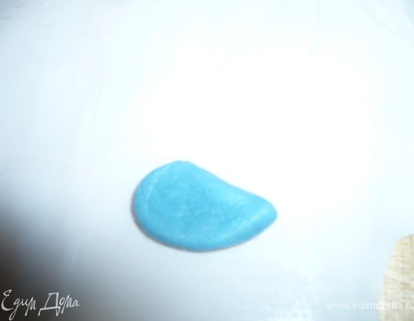 еще из 2-х шариков делаем крылья, прорезаем пальцы на ногах и рельеф на крыльях