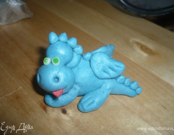 В рот - посыпку сердечко = теперь это язык, 2 белых шарика мастики - глаза и зеленым гелевым карандашом нарисовать зрачки. Дракончик - сивол 2012 года готов! С наступающим Новым годом!!!