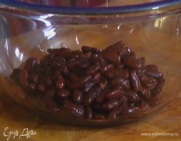 Фасоль замочить на несколько часов, а лучше на ночь, затем отварить до готовности, в конце варки посолить.