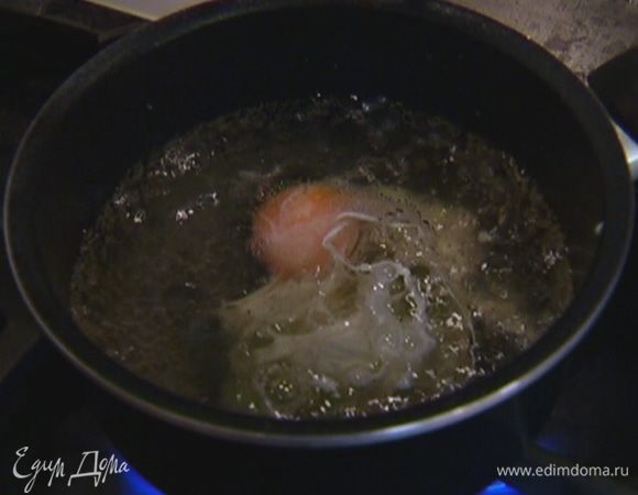 Вскипятить 500 мл воды, влить 1 ст. ложку уксуса, убавить огонь до минимума. Яйцо разбить, вылить в слабо кипящую воду с уксусом и варить 1–2 минуты.