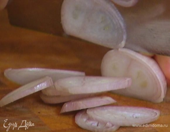 Лук почистить и нарезать тонкими кольцами.