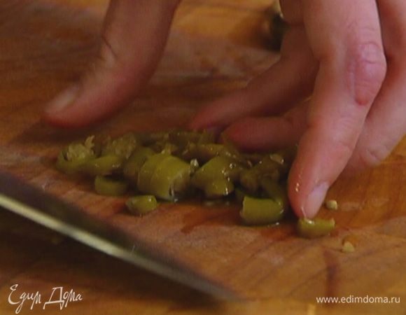 Чили мелко порезать.