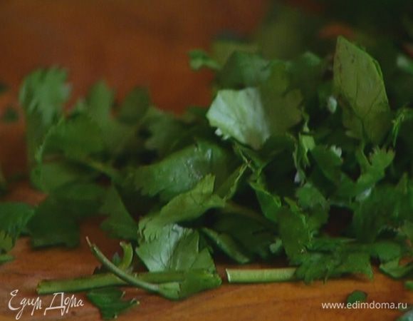 Петрушку и кинзу порубить.