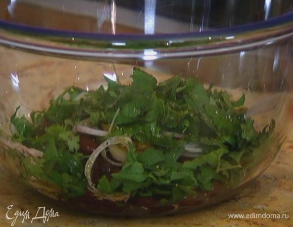 Фасоль соединить с луком, чили, петрушкой и кинзой. Влить оливковое масло, 1 ч. ложку уксуса, поперчить и перемешать.