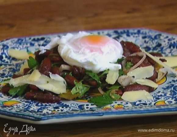 Фасоль выложить на блюдо, посыпать сыром, сверху поместить яйцо пашот.