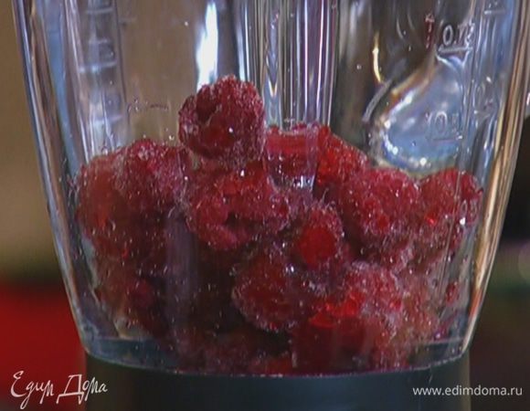 Малину поместить в блендер.