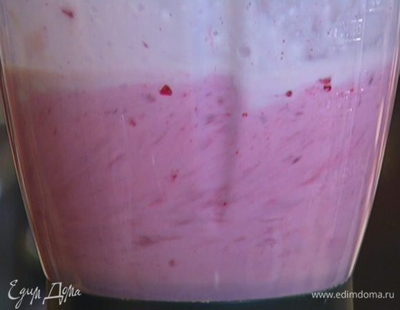 Влить молоко и простоквашу и все взбить.