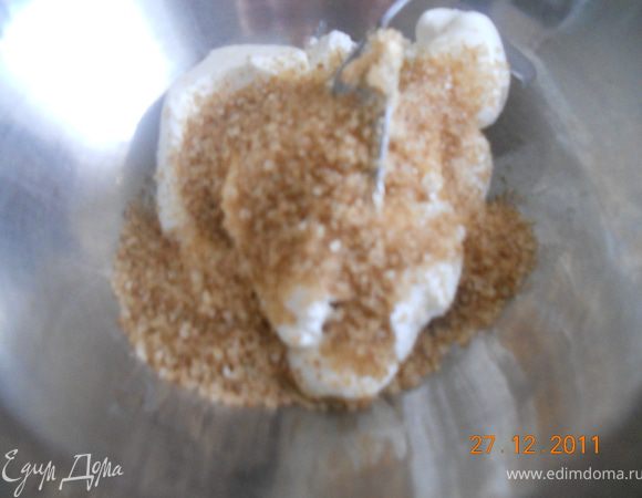 Приготовим тесто:
Творог, сметану и сахар тщательно перемешать.