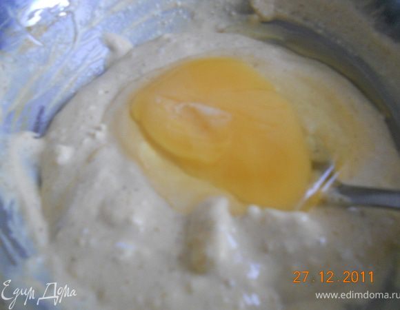 Теперь яйцо, перемешиваем.