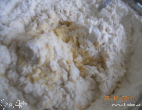 Добавляем муку с разрыхлителем