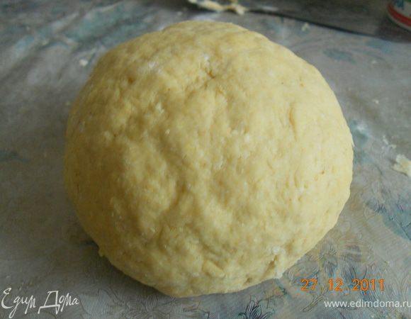 и замешиваем вот такое мягкое ,желтенькое тесто))))нужно , чтобы тесто немного полежало в холодильнике.