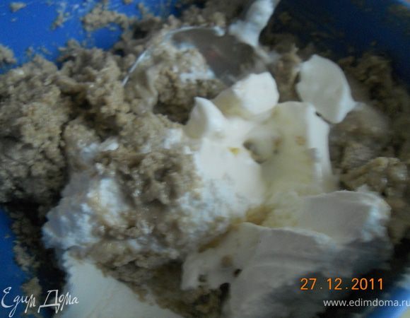 приготовим начинку:
Халву размять вилкой, добавить творог и все хорошо перемешать.