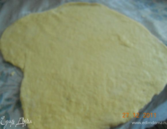 Достаем тесто из холодильника, и раскатываем  его в пласт.