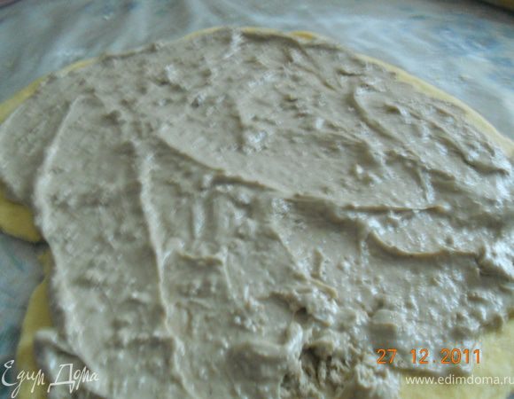 выкладываем на тесто начинку,равномерно распределяя.