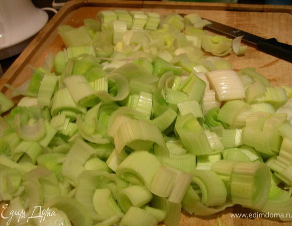 Режем небольшими колечками лук-порей и шинкуем обычный лук.
