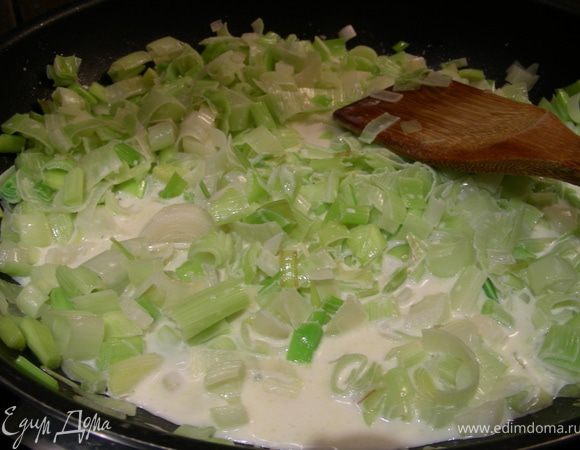 Разогреваем оливковое масло (можно добавить и сливочное) и обжариваем наш лук до мягкости минут 7-10, солим, перчим по вкусу. Добавляем сливки (100-150 мл), уменьшаем огонь и тушим до загустения(минут 5-10).
